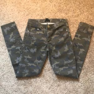 PRICE DROP!  Women’s H&M Camo Jeans, skinny leg